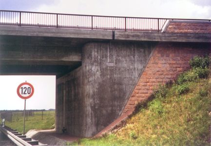 Naturstein fr 40/m? Sichtbeton fr 5/m? Bestehen Sie bei Sichtbeton auf: Sichtflchenschalung 

kunststoffbeschichtet, gem ZTV-ING. Es spricht nichts, aber berhaupt nichts dagegen.
