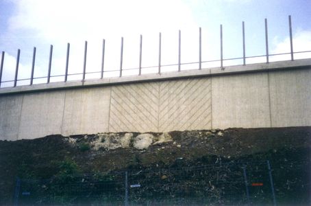 Echte Bretter sind durch die Sperrholz(Holzstruktur) nicht zu ersetzen, das besttigt die ZTV-ING. 

Aber echte Bretter alleine machen noch keinen schnen Beton. Der Holzzucker muss neutralisiert 

werden. Schreiben Sie wettbewerbsneutral aus oder bestehen auf: Brettschalung 

kunststoffbeschichtet, nach ZTV-ING, gehobelt/sgerau (Gatterschnitt).