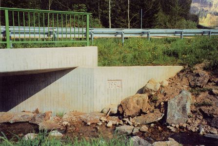 Bretter gestalten durch Ihre dunklen Kanten auch im Schatten. Da in die Brettspundung beim rtteln 

immer etwas Wasser eindringt, wird mit dem kleineren Wasser-Zementwert der Beton an den Brettkanten 

dunkler. Dadurch entsteht die GestaltendeSchraffur der Brettschalung, welche grosse Flchen 

beruhigt. Voraussetzung sind chemisch neutrale Brettoberflchen. Deshalb ist das sorgfltige 

Einschlmmen nach ZTVK besonders wichtig. Securan Sichtbetonschalung. Erspart das Einschlmmen.